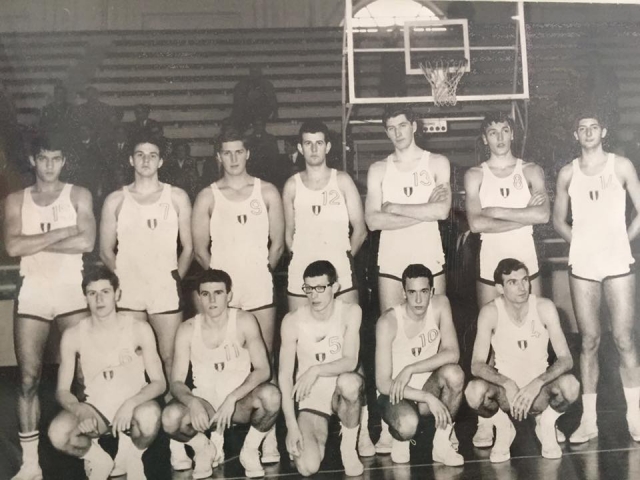 Nazionale Italiana maschile Sperimentale (o B) del 1966. Si riconoscono: Cepar, Cavallini, Pozzecco, Nanni, Bovone, Bisson. Accosciati si riconoscono: Albonico, Recalcati, Jessi, Tirabosco, Vatteroni.